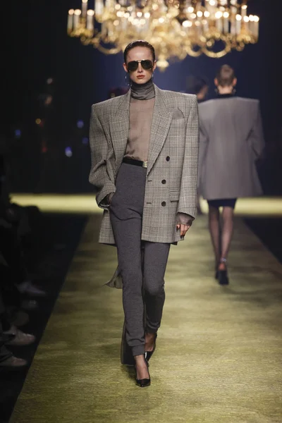 Look 16